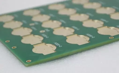 Çok Katmanlı PCB Tasarım Hususları: Yığınlama, Sinyal Bütünlüğü ve Termal Yönetim